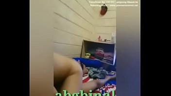 Брат на родительской дивана отъебал худую сестричку в небритую вагину